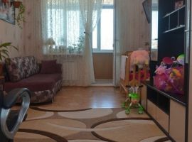 Продается двухкомнатная квартира на четвертом этаже в середине...