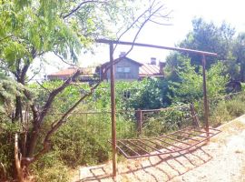 Продается участок в центральной части Ялты, ул. Ленинградская....