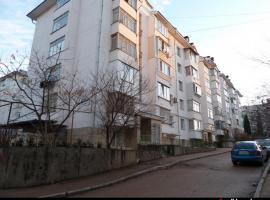 Первый высокий этаж, практически второй, присутствует цокольный...