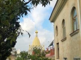 Продам трехкомнатную «сталинку» в тихом , историческом центре...