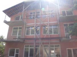 Продаётся дом  на 8-ми сотках земли построен без внутренней...