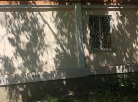 Предлагается к продаже 2/1/2 Цибизова 9. Тихий, спокойный район....