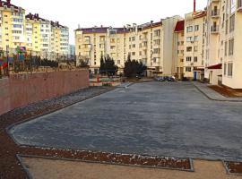 Дом с паркингом и детской площадкой, рядом школы,рынки, торговый...