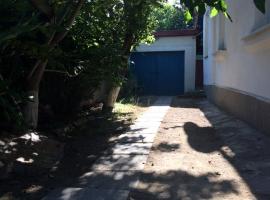 Пол дома рядом с автовокзалом. 3 смежных комнаты в обычном...